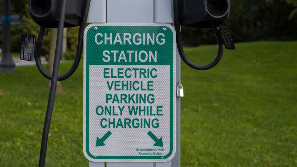thumbnail How Is Electric Vehicle Charging Rate Measured and What Factors Affect It