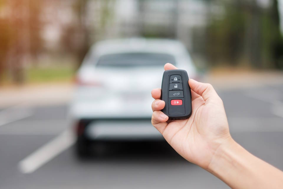 How to Change Battery in Mercedes Key Fob?